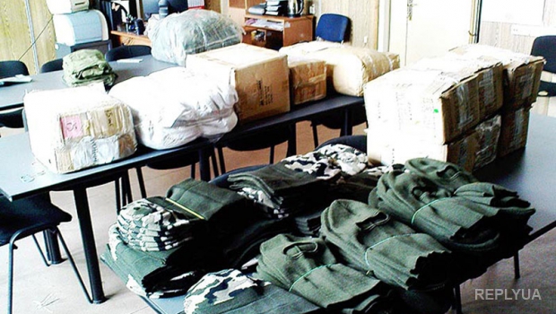 Бойцы АТО: Фуры с волонтерской помощью разгружают, а после отъезда журналистов упаковывают и увозят