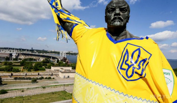 На Ленина в Запорожье надели майку и шарф футбольных болельщиков