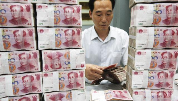 Китайский юань стремительно падает