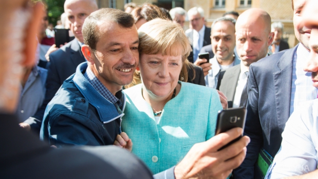 Меркель под впечатлением от мигрантов: делает с ними селфи