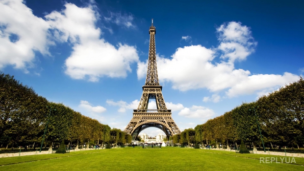 В Париже полисмены и пожарные гонялись по Эйфелевой башне в поисках террориста