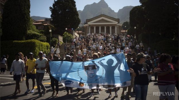 В ЮАР протестующих студентов разгоняли гранатами и газом (фото)