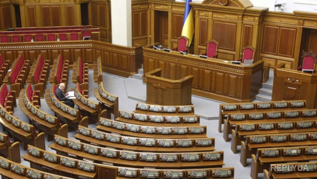 Яценюк пригрозил отобрать диппаспорта у депутатов, не голосующих за законы для безвизового режима