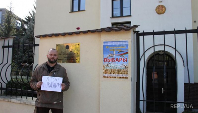 Украинские и белорусские активисты пикетировали белорусское посольство в Праге (фото)