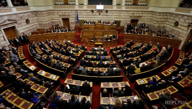 Греческий парламент одумался и согласился экономить