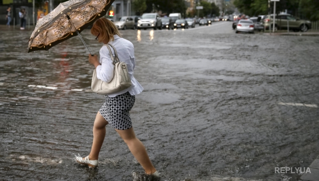 Дороги Киева размыло «желтыми кислотными» дождями