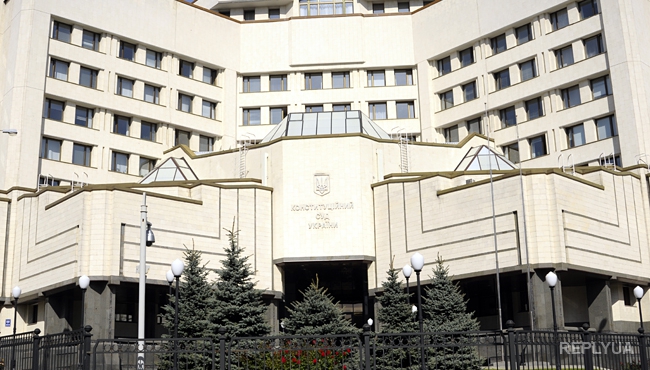 Яценюк: Кабмин против, чтобы закон про люстрацию рассматривал нынешний КСУ