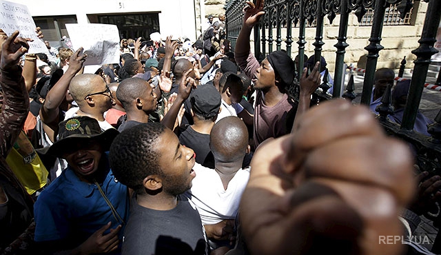 В ЮАР студенты ломают заборы вокруг правительственных зданий