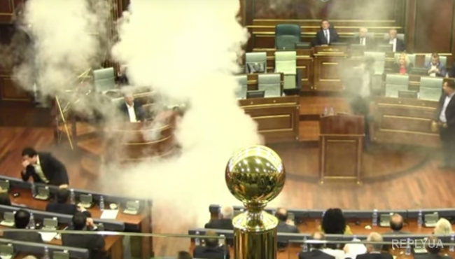 Оппозиция в Косово сорвала работу парламента баллончиком слезоточивого газа