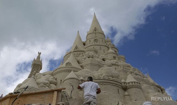 В Майами построили гигантский замок из песка (фото)
