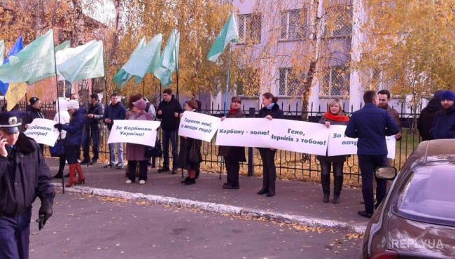 В Киеве под СБУ активисты требуют освобождения Корбана