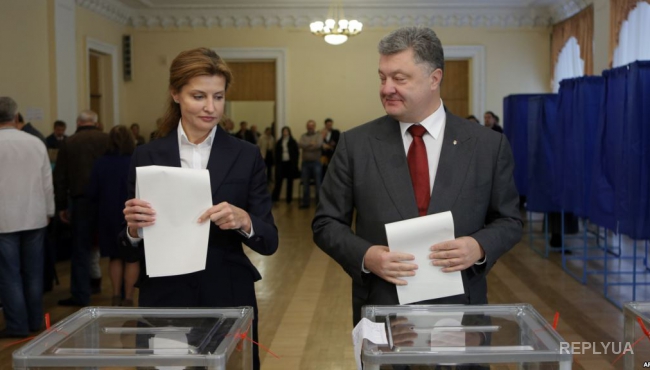 Порошенко приехал на избирательный участок с супругой