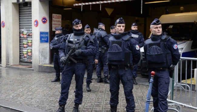 В Париже полиция устанавливает личности террористов – некоторые прибыли из Сирии