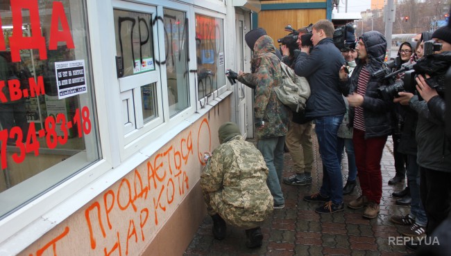 Активисты разгромили аптеку в Киеве - фото