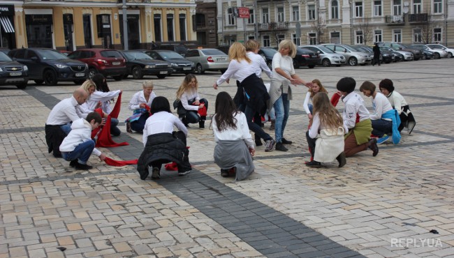 Киевлянки организовали флэшмоб ко Дню борьбы с насилием против женщин - фотосюжет