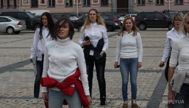 Киевлянки организовали флэшмоб ко Дню борьбы с насилием против женщин - фотосюжет