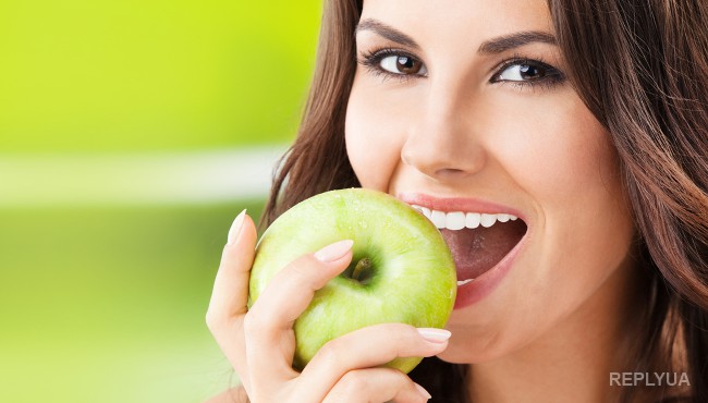 Медики назвали продукты, поддерживающие здоровье и белизну зубов