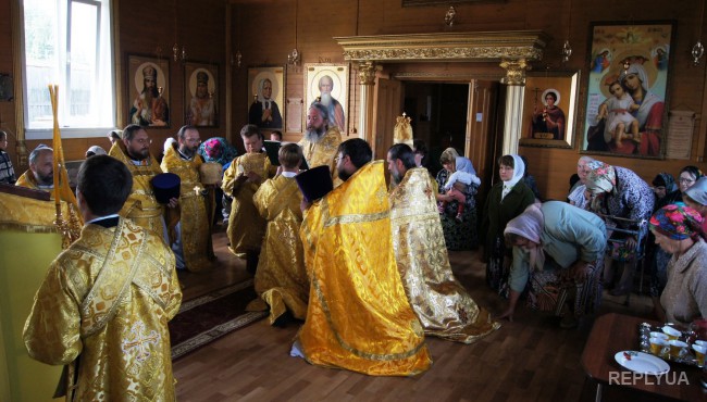 Жители Ровно обсуждают пьяный загул батюшки с девицами