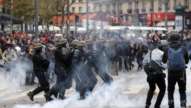 В Париже произошли массовые столкновения демонстрантов с полицией