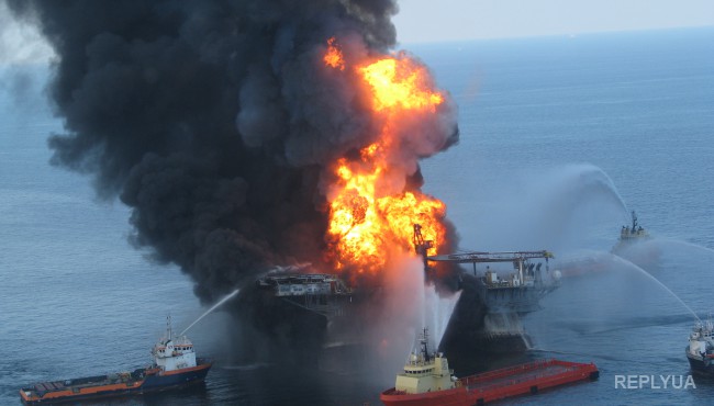 Азербайджанская нефтяная платформа охвачена огнем