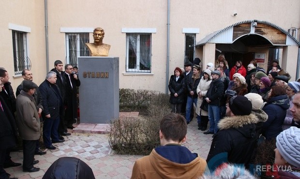 Луганчане в торжественной обстановке открыли памятник Сталину