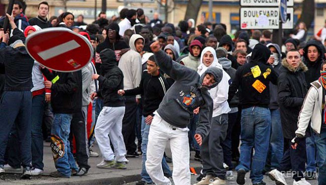 Мигранты во Франции взбунтовались
