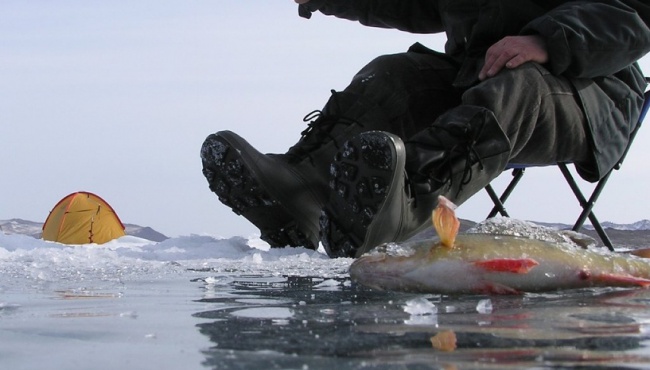 Неудачная рыбалка в Киеве: рыбаки провалились под лед