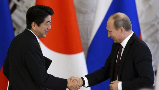  Японский премьер одобрил действия Путина в Сирии