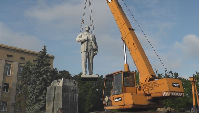 В Украине сносят последние памятники Ленину