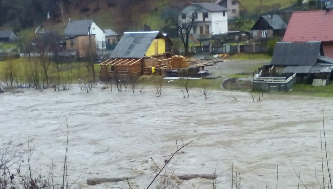 Из-за паводка тысячи жителей Закарпатья остались без водоснабжения