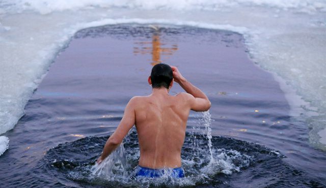 ГСЧС напомнила о правилах поведения на воде во время Водокрещения