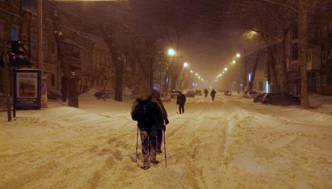 300 населенных пунктов в Украине остаются без электричества из-за мощного снегопада