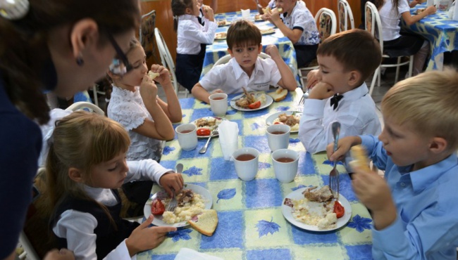 В украинских школах отменили бесплатные обеды