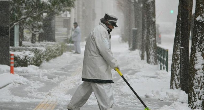 В горном районе Японии отель завалило снегом, туристы заблокированы