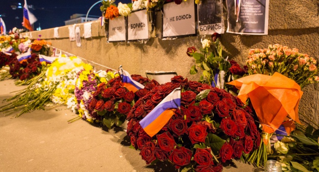 Мемориал Немцову ликвидировали третий раз за месяц