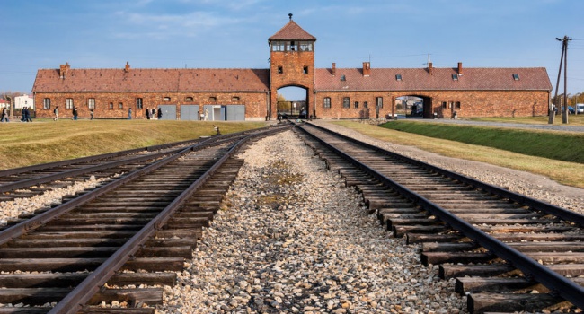 Выжившие в Освенциме евреи требуют с Венгрии миллиарды долларов