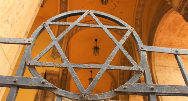 В Гуш-Эционе арабы подожгли синагогу