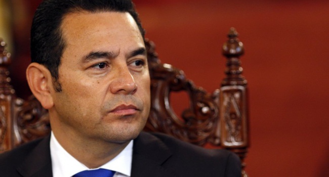 Достойный пример: гватемальский президент отдает свою зарплату нуждающимся
