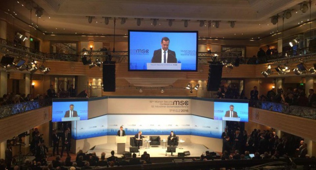 Гудков: после выступления Медведева в Мюнхене снятие санкций России не грозит
