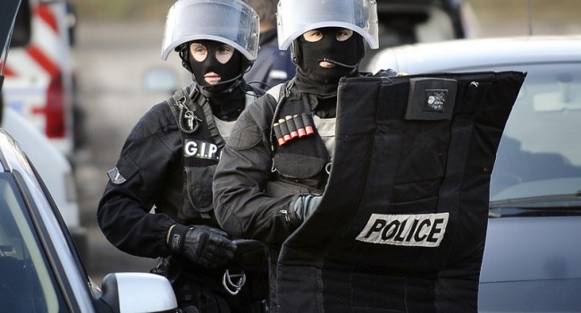 Футбольные фанаты разгромили полицейский участок во Франции