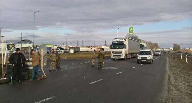 Украина официально поддержала Польша и перекрыла доступ российским грузовикам