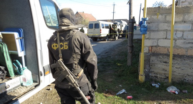 Российские силовики продолжают обыски у крымских татар