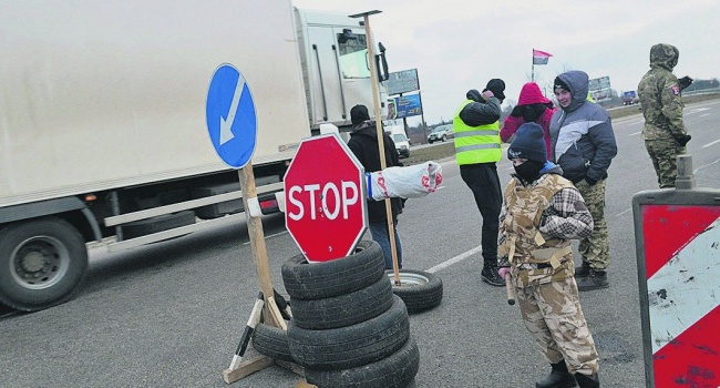 Активисты возобновили блокаду фур