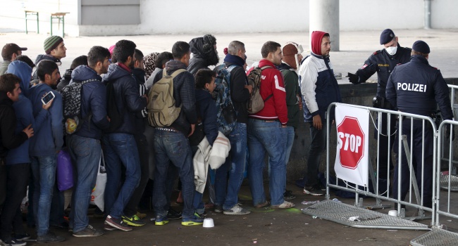 Власти Германии занялись поиском свыше ста тысяч мигрантов