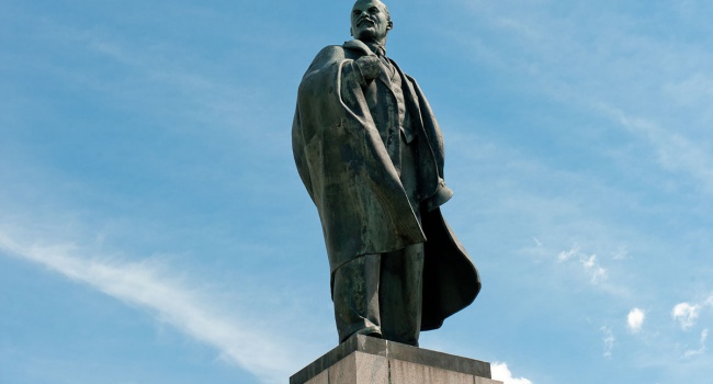 В Одесской области активисты снесли один из последних памятников Ленину