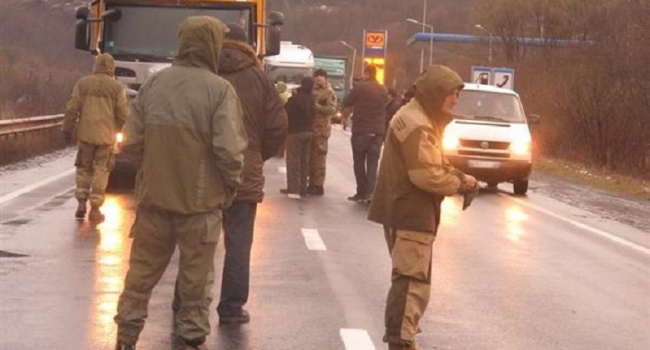 Активисты «Свободы» заблокировали российские фуры на границе с Беларусью