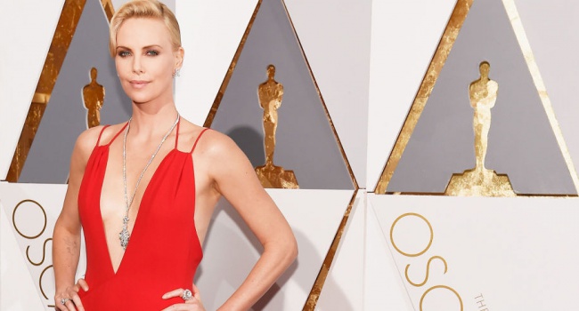 Премия «Оскар»: знаменитости удивляли вызывающими декольте и яркими нарядами