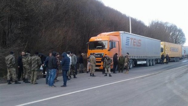 Активисты «Свободы» продолжают блокировать российские грузовики