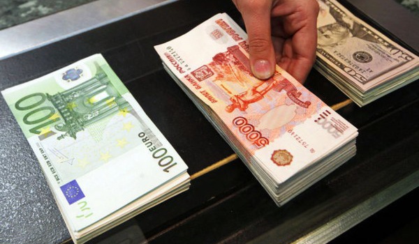 Российский рубль установил рекорд на фоне резкого скачка цен на нефть