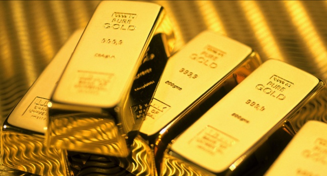 Стоимость золота начинает падать на фоне подорожания доллара